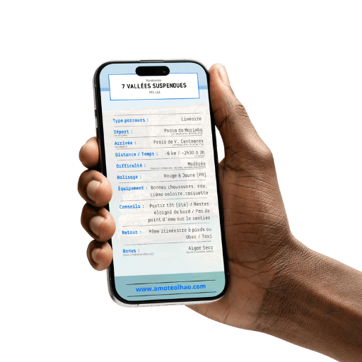 Main tenant un smartphone affichant le guide de randonnée des 7 Vallées Suspendues par Amo-te Olhão en Algarve